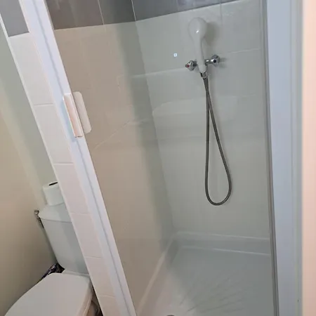 Le Colisée, Superbe Rez De Jardin Rénové Avec Parking, Clim Et Wifi Appartamento